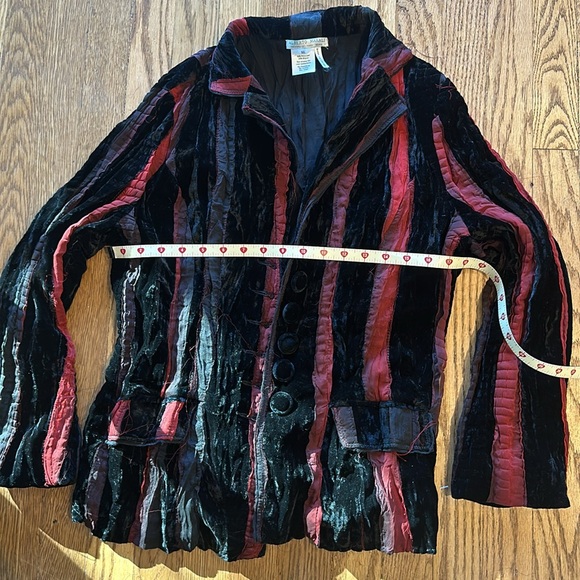 Alberto Makali stylish, black velvet jacket lined and with burgundy accents. - Picture 3 of 5